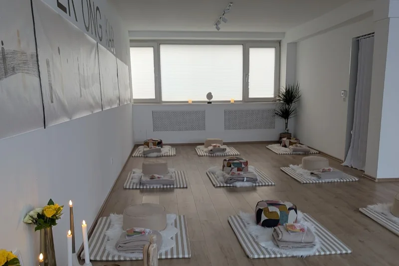 Studio Shamballa'da derse hazırlanmış matlar, minderler ve yanan mumlar